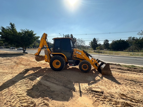 Retroescavadeira JCB 3CX ano 2023