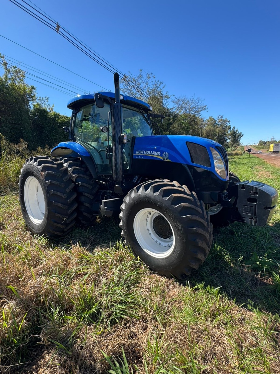 Trator New Holland T7.205 ano 2013