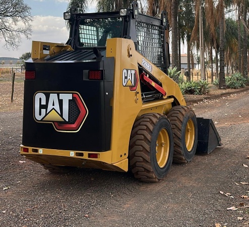 Mini Carregadeira Caterpillar 226B3 ano 2024