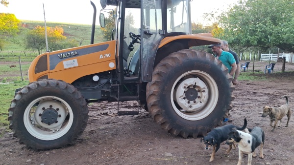 Trator Valtra A 750 ano 2013