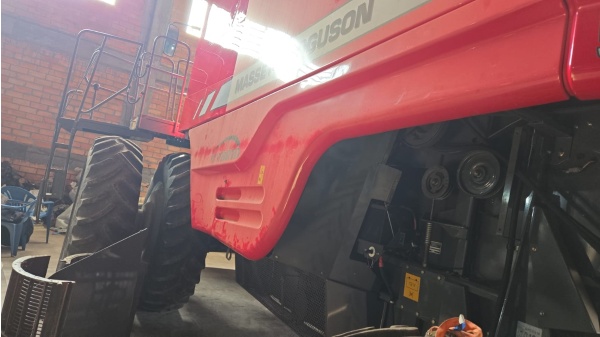 Colheitadeira Massey Ferguson 5690 Híbrida ano 2017