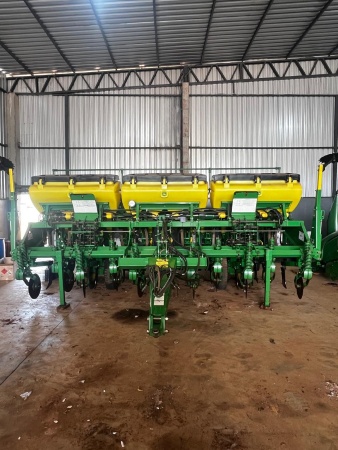 Plantadeira John Deere 1111 ano 2013