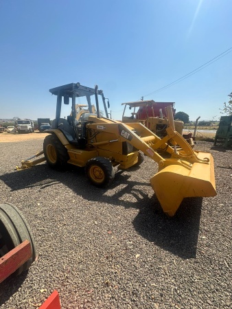 Retroescavadeira Caterpillar 416 E ano 2004