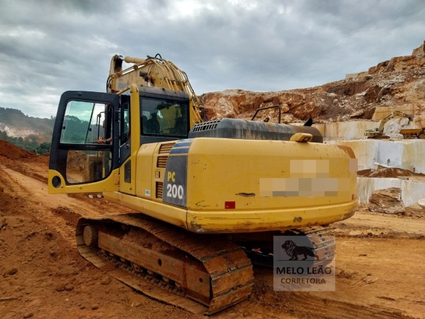 Escavadeira Komatsu PC200 ano 2013