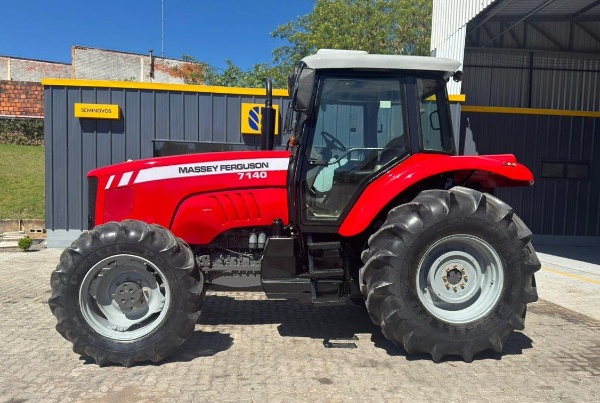 Trator Massey Ferguson MF 7140 ano 2013