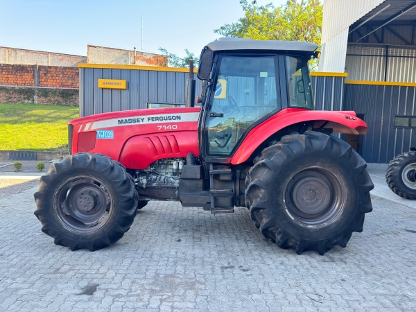 Trator Massey Ferguson 7140 ano 2013