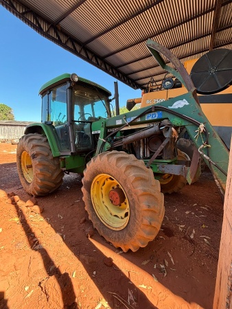 Trator John Deere 6600 ano 2002