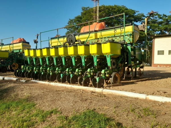 Plantadeira John Deere 1111 ano 2011