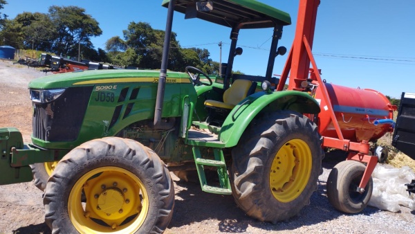 Trator John Deere 5090E ano 2022