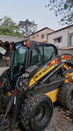 Mini Carregadeira New Holland L225 ano 2019