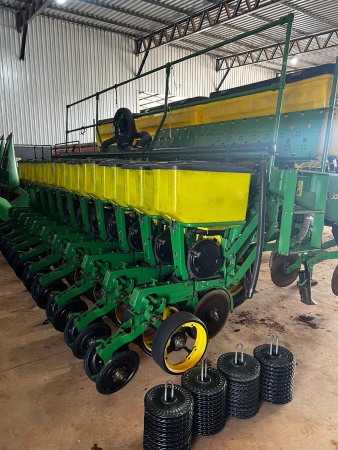Plantadeira John Deere 1111 ano 2013