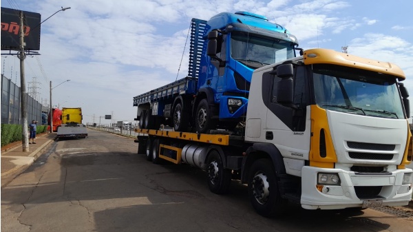 Caminhão Iveco TECTOR 240E25 ano 2011