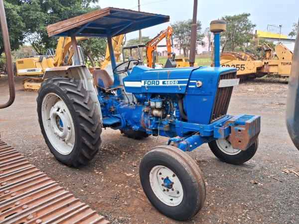 Trator Ford 4600 ano 1984