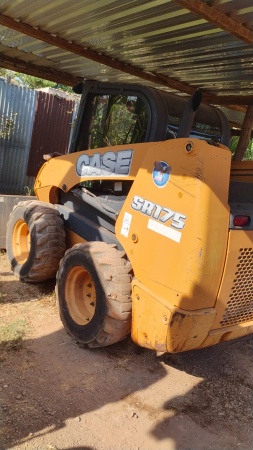 Mini Carregadeira New Holland L220 ano 2012