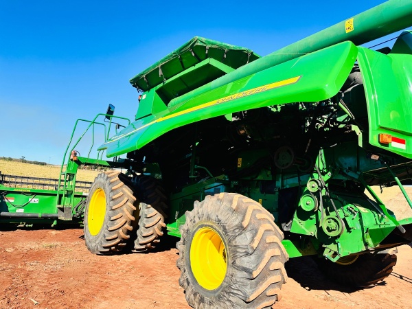 Colheitadeira John Deere 9570 ano 2014 - 9570 - Máquinas Agrícolas