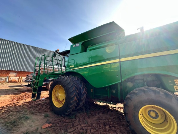 Colheitadeira John Deere S550 ano 2020 - S550 - Máquinas Agrícolas