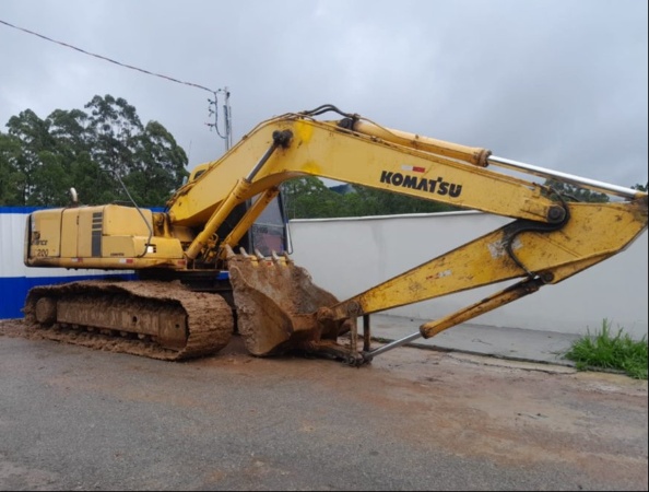 Escavadeira Komatsu PC200LC-6B ano 2006