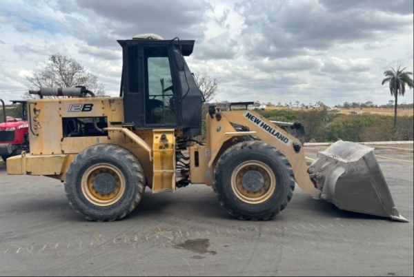 Pá Carregadeira New Holland 12B ano 2007