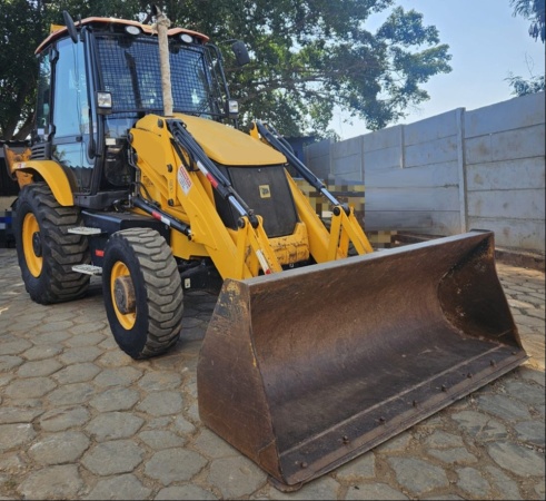 Retroescavadeira JCB 3CX ano 2021
