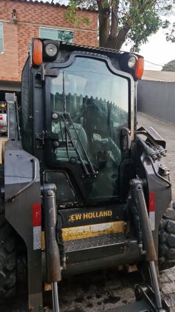 Mini Carregadeira New Holland L225 ano 2020