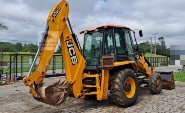 Retroescavadeira JCB 3CX ano 2021