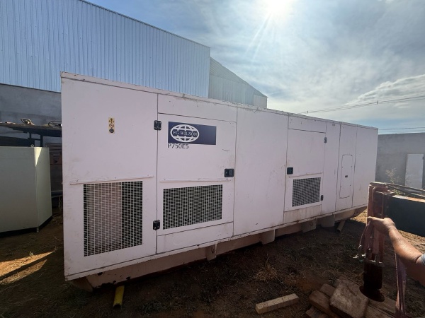 Gerador de Energia Caterpillar 750 kVA ano 2015