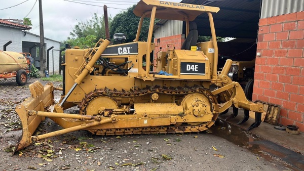 Trator de Esteira Caterpillar D4E ano 1990