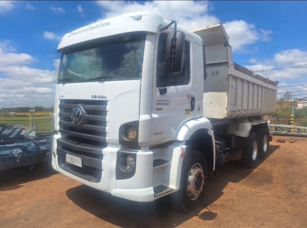 Caminhão Volkswagen 26-260E ano 2012
