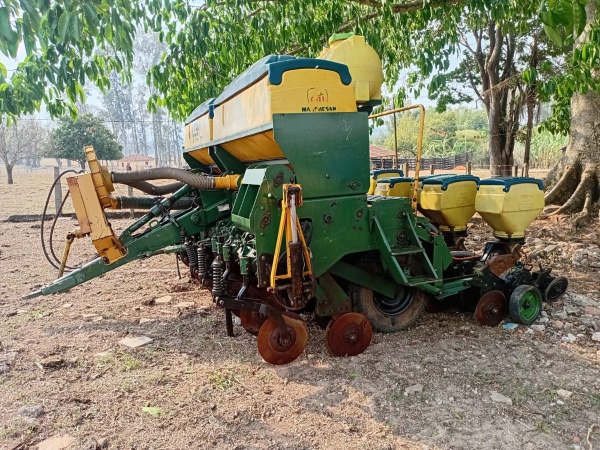 Plantadeira Tatu Marchesan Ultra Flex Suprema (à vácuo) ano 2004