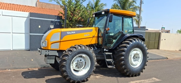 Trator Valtra BM 110 ano 2012