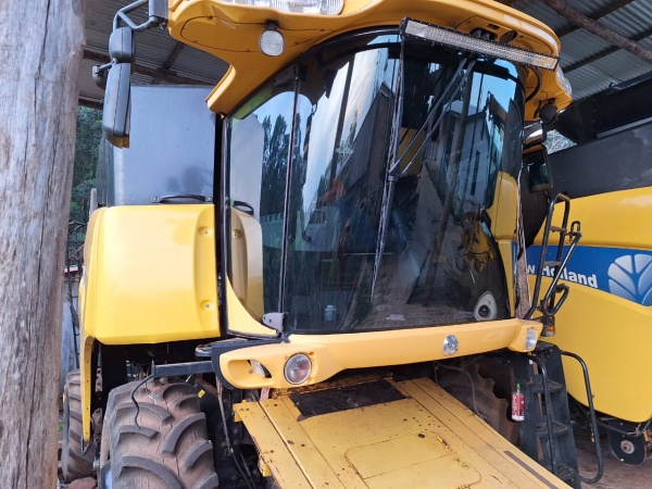 Colheitadeira New Holland CR 9060 ano 2010