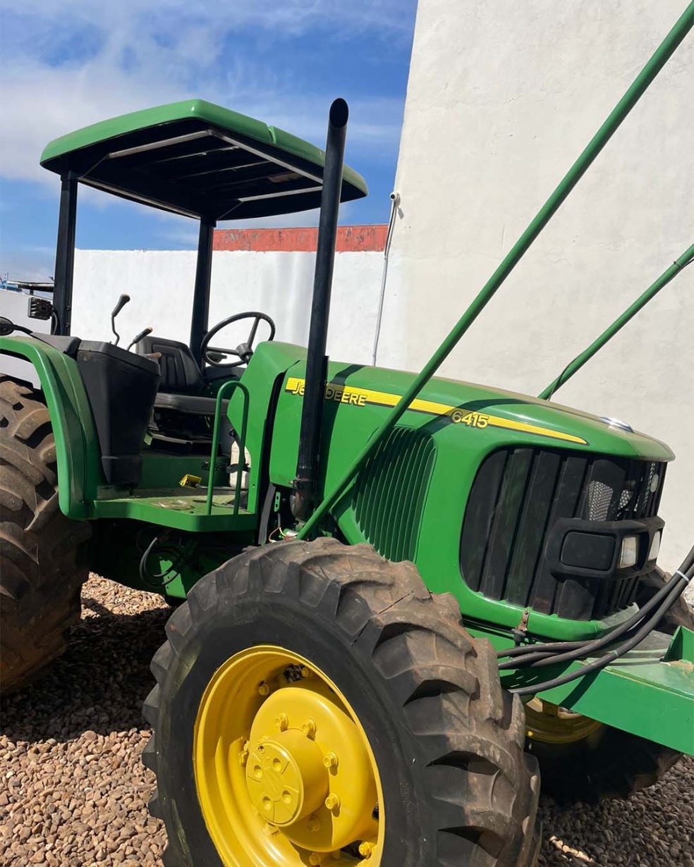 Trator John Deere 6415 ano 2014