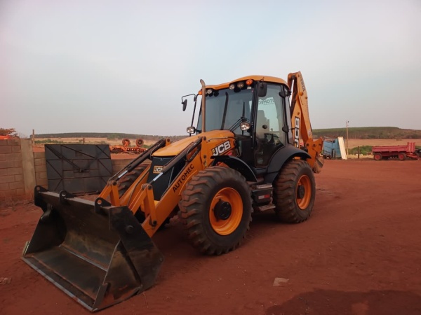 Retroescavadeira JCB 4CX ano 2024