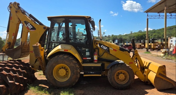 Retroescavadeira Caterpillar 416 F2 ano 2016