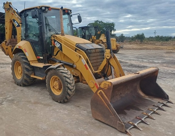 Retroescavadeira Caterpillar 416 F2 ano 2016