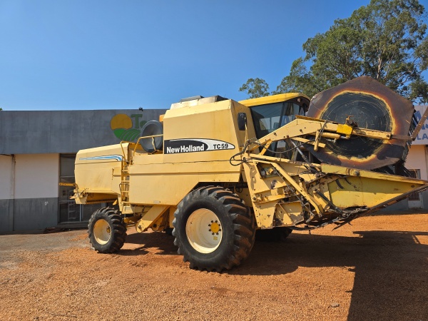 Colheitadeira New Holland TC 59 ano 2004