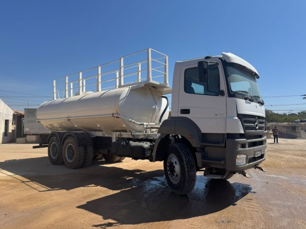 Caminhão Mercedes Benz AXOR 4144 ano 2011