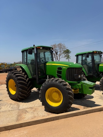 Trator John Deere 6180J ano 2012