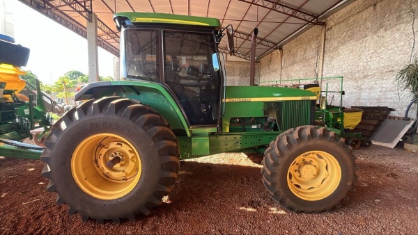 Trator John Deere 6600 ano 2001