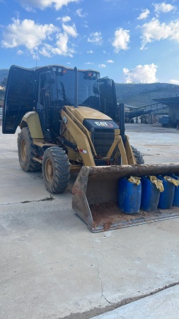 Retroescavadeira Caterpillar 416 ano 2022