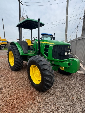Trator John Deere 6110E ano 2013