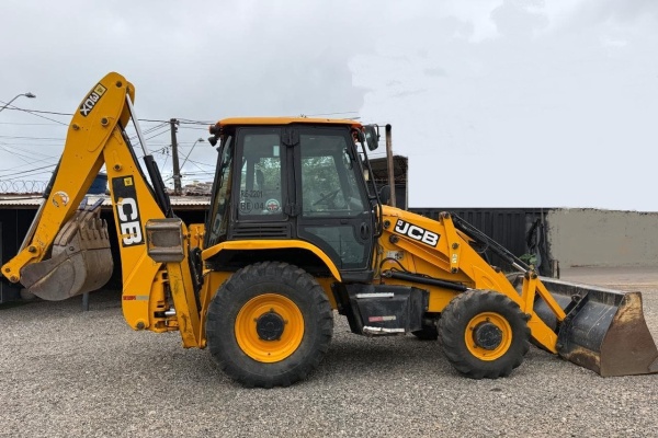 Retroescavadeira JCB 3CX ano 2023