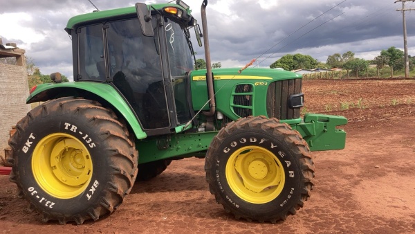Trator John Deere 6110J ano 2013
