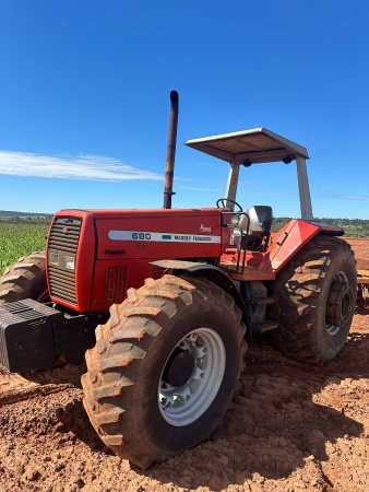 Trator Massey Ferguson MF 680 ano 2004