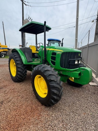 Trator John Deere 6110E ano 2013