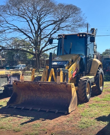 Retroescavadeira Caterpillar 416 ano 2023