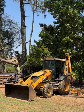 Retroescavadeira JCB 3C ano 2012