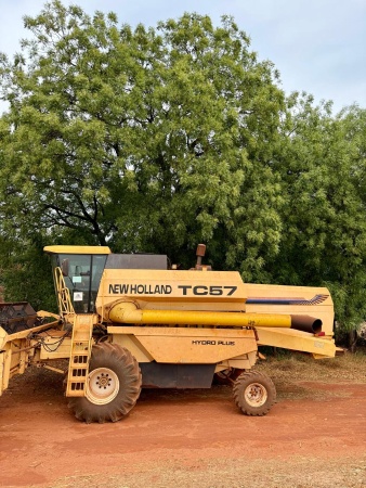Colheitadeira New Holland TC 57 ano 2002