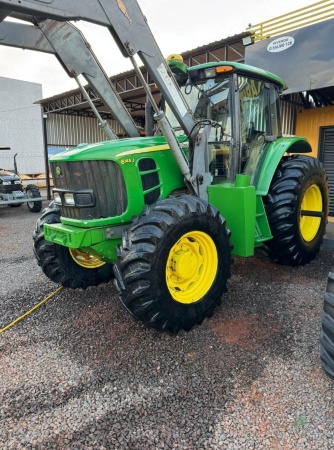 Trator John Deere 6145J ano 2015