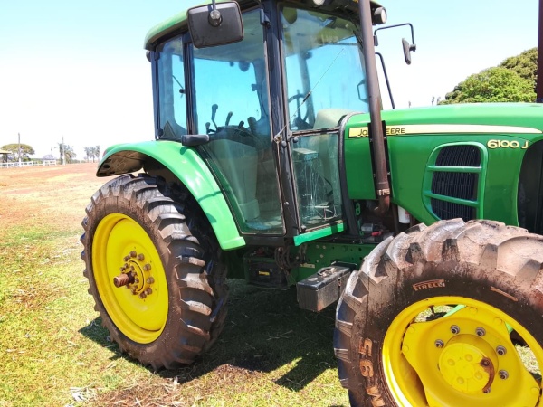 Trator John Deere 6100J ano 2021